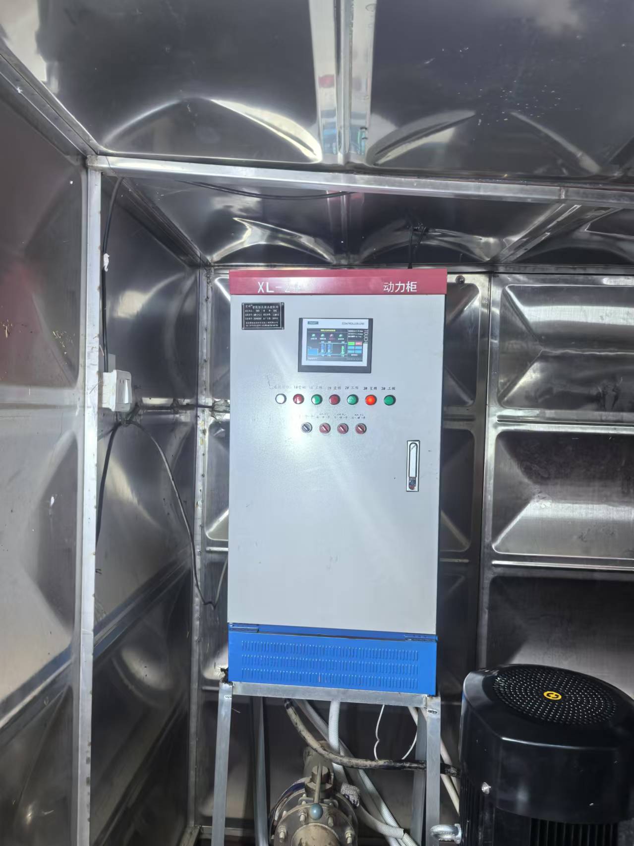 2024.11.14瓊海清庭小區(qū)5.5KW一控三供水設(shè)備更換